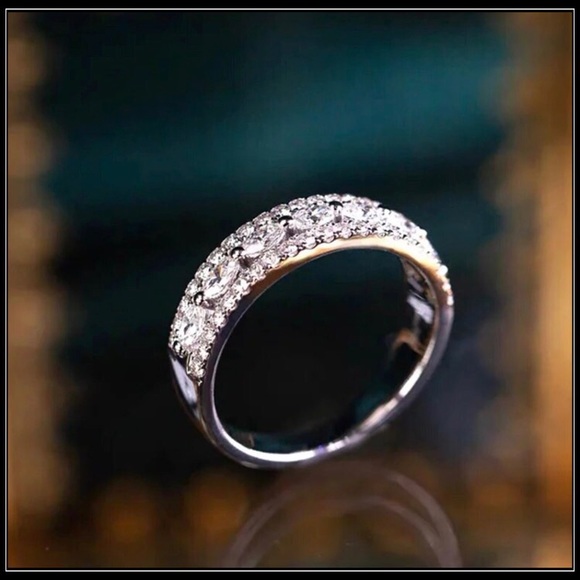 NEW 925 SILVER BRILLIANT SIMULATED DIAMOND ETERNITY BAND - Picture 6 of 6